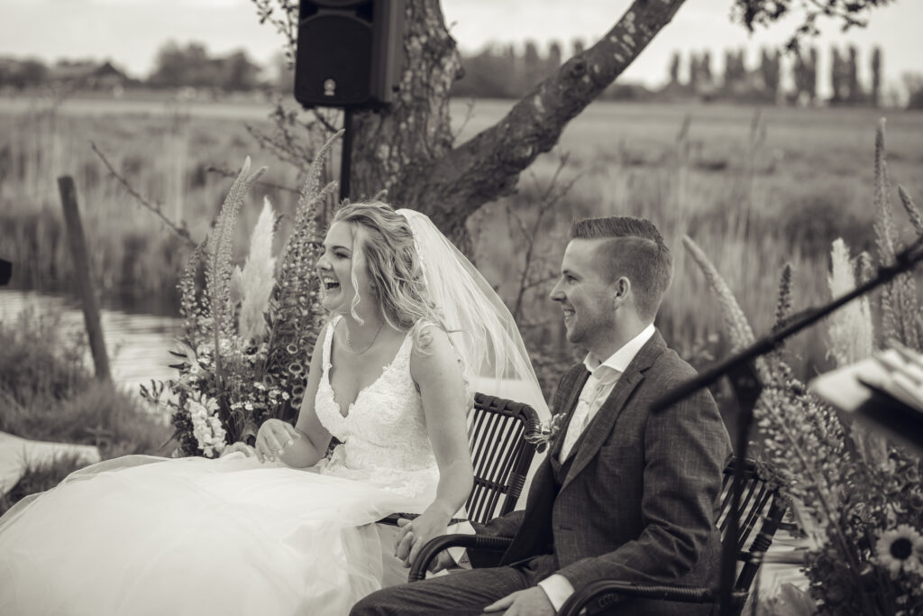 Vrolijke-trouwfoto-door-bruidsfotograaf Noord Holland